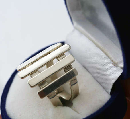 STRIKING ULTRA MODERN GEOMETRIC DESIGN RING. STERLING SILVER 925. LARGE! HEAVY (7,8 grams)