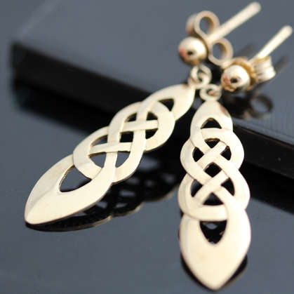 DAINTY UNUSUAL 9CT YELLOW GOLD EARRINGS. CLASSIC CELTIC KNOT DESIGN. VINTAGE PIECE BOUGHT IN ENGLAND