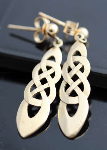 DAINTY UNUSUAL 9CT YELLOW GOLD EARRINGS. CLASSIC CELTIC KNOT DESIGN. VINTAGE PIECE BOUGHT IN ENGLAND