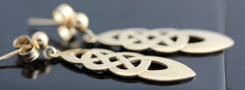 DAINTY UNUSUAL 9CT YELLOW GOLD EARRINGS. CLASSIC CELTIC KNOT DESIGN. VINTAGE PIECE BOUGHT IN ENGLAND