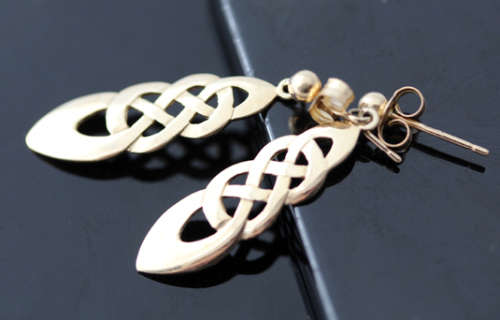 DAINTY UNUSUAL 9CT YELLOW GOLD EARRINGS. CLASSIC CELTIC KNOT DESIGN. VINTAGE PIECE BOUGHT IN ENGLAND