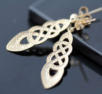 DAINTY UNUSUAL 9CT YELLOW GOLD EARRINGS. CLASSIC CELTIC KNOT DESIGN. VINTAGE PIECE BOUGHT IN ENGLAND