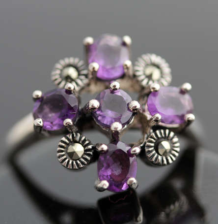 DEEP ROYAL PURPLE AMETHYST AND MARCASITE STERLING SILVER RING. 925