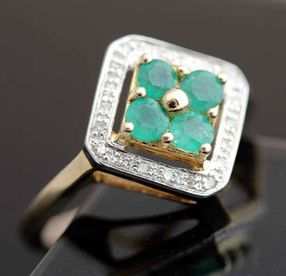 MODERN EMERALD AND DIAMOND 9CT YELLOW GOLD RING. GEOMETRIC DESIGN. *JEWELLER VALUATION R8'000.00*