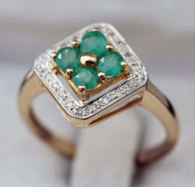 MODERN EMERALD AND DIAMOND 9CT YELLOW GOLD RING. GEOMETRIC DESIGN. *JEWELLER VALUATION R8'000.00*