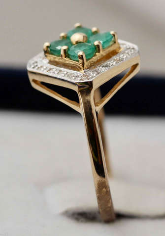 MODERN EMERALD AND DIAMOND 9CT YELLOW GOLD RING. GEOMETRIC DESIGN. *JEWELLER VALUATION R8'000.00*
