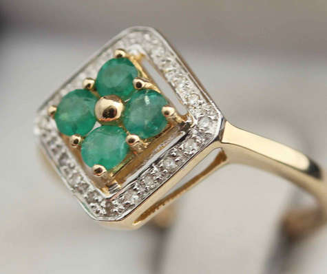 MODERN EMERALD AND DIAMOND 9CT YELLOW GOLD RING. GEOMETRIC DESIGN. *JEWELLER VALUATION R8'000.00*
