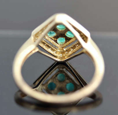 MODERN EMERALD AND DIAMOND 9CT YELLOW GOLD RING. GEOMETRIC DESIGN. *JEWELLER VALUATION R8'000.00*