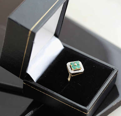 MODERN EMERALD AND DIAMOND 9CT YELLOW GOLD RING. GEOMETRIC DESIGN. *JEWELLER VALUATION R8'000.00*