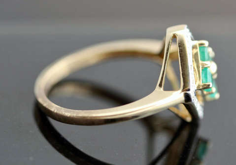 MODERN EMERALD AND DIAMOND 9CT YELLOW GOLD RING. GEOMETRIC DESIGN. *JEWELLER VALUATION R8'000.00*
