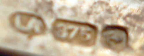 MODERN EMERALD AND DIAMOND 9CT YELLOW GOLD RING. GEOMETRIC DESIGN. *JEWELLER VALUATION R8'000.00*