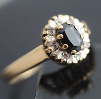 CLASSIC ENGLISH VINTAGE 9CT YELLOW GOLD DARK BLUE 0,38ct SAPPHIRE AND DIAMOND RING. Birmingham Assay