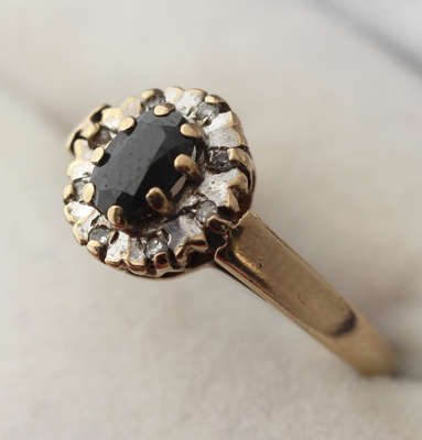 CLASSIC ENGLISH VINTAGE 9CT YELLOW GOLD DARK BLUE 0,38ct SAPPHIRE AND DIAMOND RING. Birmingham Assay