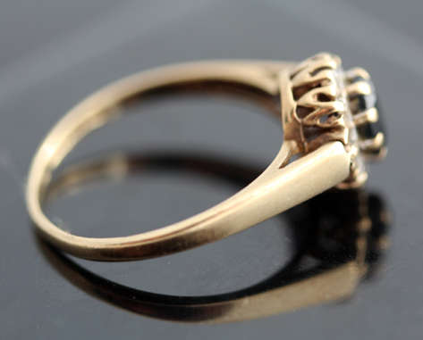 CLASSIC ENGLISH VINTAGE 9CT YELLOW GOLD DARK BLUE 0,38ct SAPPHIRE AND DIAMOND RING. Birmingham Assay