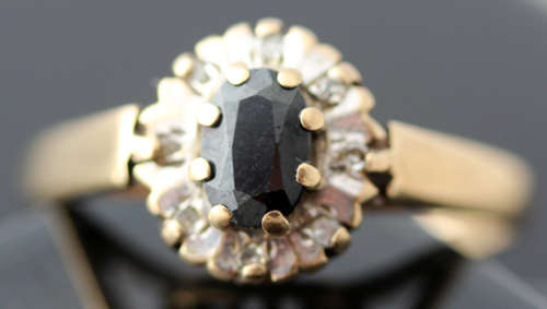 CLASSIC ENGLISH VINTAGE 9CT YELLOW GOLD DARK BLUE 0,38ct SAPPHIRE AND DIAMOND RING. Birmingham Assay