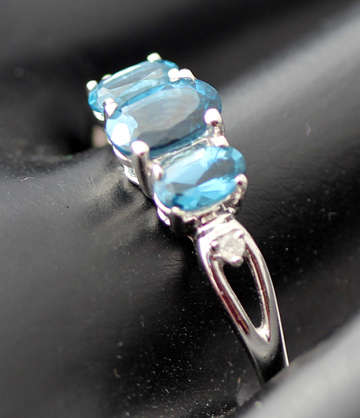 ELEGANT ICY LONDON BLUE TOPAZ 9CT WHITE GOLD RING. TRILOGY SETTING. STEELY GREY/BLUE COLOUR!