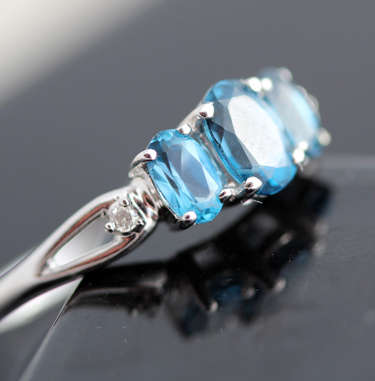ELEGANT ICY LONDON BLUE TOPAZ 9CT WHITE GOLD RING. TRILOGY SETTING. STEELY GREY/BLUE COLOUR!