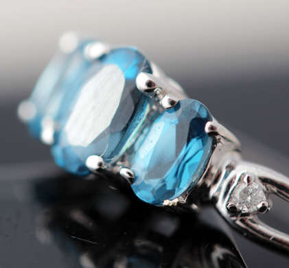 ELEGANT ICY LONDON BLUE TOPAZ 9CT WHITE GOLD RING. TRILOGY SETTING. STEELY GREY/BLUE COLOUR!