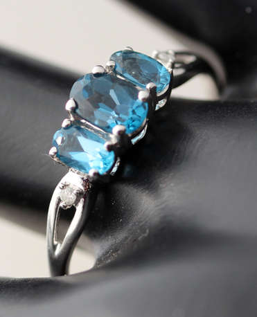 ELEGANT ICY LONDON BLUE TOPAZ 9CT WHITE GOLD RING. TRILOGY SETTING. STEELY GREY/BLUE COLOUR!