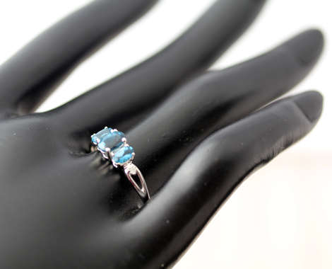 ELEGANT ICY LONDON BLUE TOPAZ 9CT WHITE GOLD RING. TRILOGY SETTING. STEELY GREY/BLUE COLOUR!