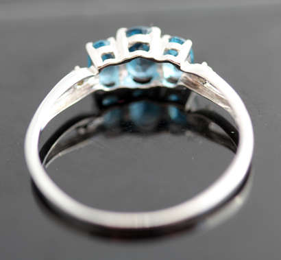 ELEGANT ICY LONDON BLUE TOPAZ 9CT WHITE GOLD RING. TRILOGY SETTING. STEELY GREY/BLUE COLOUR!
