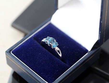ELEGANT ICY LONDON BLUE TOPAZ 9CT WHITE GOLD RING. TRILOGY SETTING. STEELY GREY/BLUE COLOUR!