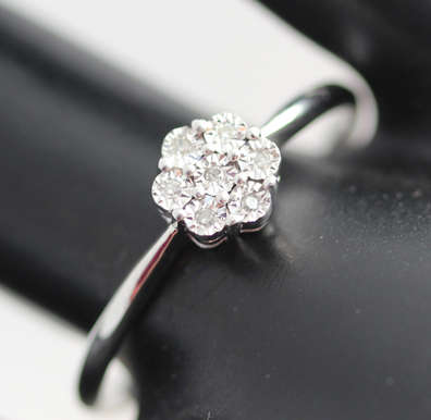 DAINTY SIMPLE FLOWER DESIGN DIAMOND CLUSTER RING IN 9CT WHITE GOLD. *JEWELLER CERTIFIED R4'330*