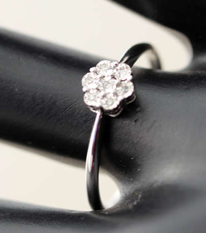 DAINTY SIMPLE FLOWER DESIGN DIAMOND CLUSTER RING IN 9CT WHITE GOLD. *JEWELLER CERTIFIED R4'330*