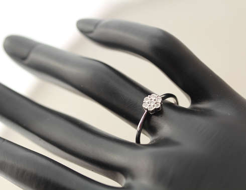 DAINTY SIMPLE FLOWER DESIGN DIAMOND CLUSTER RING IN 9CT WHITE GOLD. *JEWELLER CERTIFIED R4'330*
