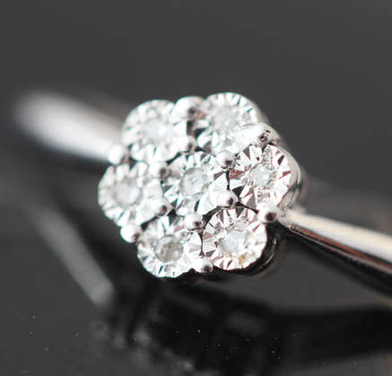 DAINTY SIMPLE FLOWER DESIGN DIAMOND CLUSTER RING IN 9CT WHITE GOLD. *JEWELLER CERTIFIED R4'330*