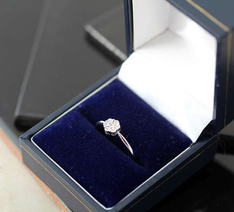 DAINTY SIMPLE FLOWER DESIGN DIAMOND CLUSTER RING IN 9CT WHITE GOLD. *JEWELLER CERTIFIED R4'330*