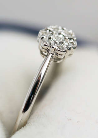 DAINTY SIMPLE FLOWER DESIGN DIAMOND CLUSTER RING IN 9CT WHITE GOLD. *JEWELLER CERTIFIED R4'330*