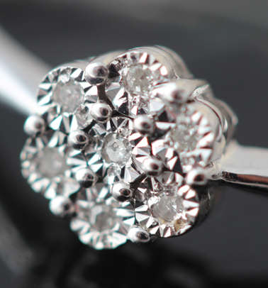 DAINTY SIMPLE FLOWER DESIGN DIAMOND CLUSTER RING IN 9CT WHITE GOLD. *JEWELLER CERTIFIED R4'330*