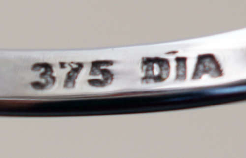 DAINTY SIMPLE FLOWER DESIGN DIAMOND CLUSTER RING IN 9CT WHITE GOLD. *JEWELLER CERTIFIED R4'330*