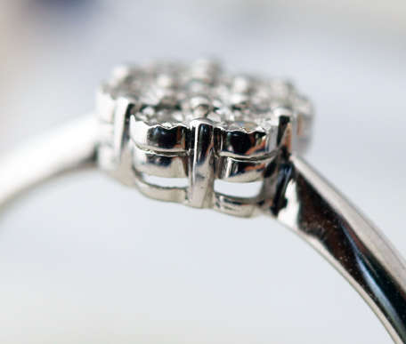 DAINTY SIMPLE FLOWER DESIGN DIAMOND CLUSTER RING IN 9CT WHITE GOLD. *JEWELLER CERTIFIED R4'330*