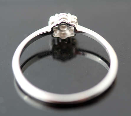 DAINTY SIMPLE FLOWER DESIGN DIAMOND CLUSTER RING IN 9CT WHITE GOLD. *JEWELLER CERTIFIED R4'330*