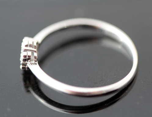 DAINTY SIMPLE FLOWER DESIGN DIAMOND CLUSTER RING IN 9CT WHITE GOLD. *JEWELLER CERTIFIED R4'330*