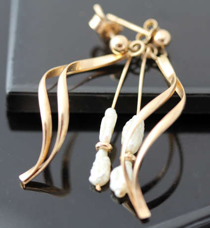 FRESHWATER PEARL 9CT YELLOW GOLD SPIRAL RIBBON CHANDELIER EARRINGS. VINTAGE HANDCRAFTED FROM LONDON