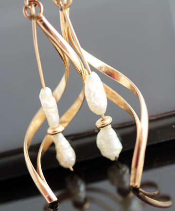 FRESHWATER PEARL 9CT YELLOW GOLD SPIRAL RIBBON CHANDELIER EARRINGS. VINTAGE HANDCRAFTED FROM LONDON