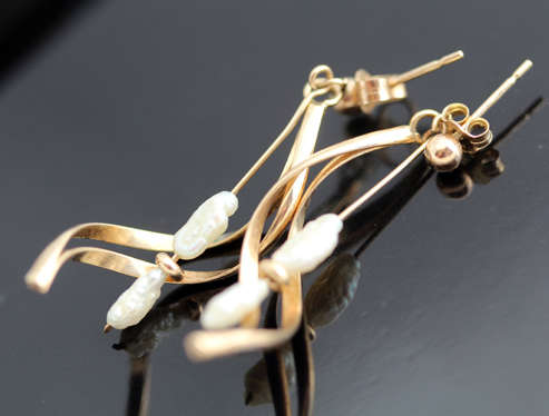 FRESHWATER PEARL 9CT YELLOW GOLD SPIRAL RIBBON CHANDELIER EARRINGS. VINTAGE HANDCRAFTED FROM LONDON