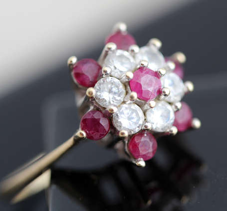 SHOWY VINTAGE CLUSTER RED SPINEL AND CUBIC ZIRCONIA 9CT YELLOW GOLD RING - BEAUTIFUL COLOUR CONTRAST