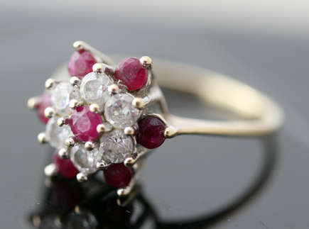 SHOWY VINTAGE CLUSTER RED SPINEL AND CUBIC ZIRCONIA 9CT YELLOW GOLD RING - BEAUTIFUL COLOUR CONTRAST