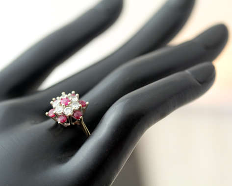 SHOWY VINTAGE CLUSTER RED SPINEL AND CUBIC ZIRCONIA 9CT YELLOW GOLD RING - BEAUTIFUL COLOUR CONTRAST