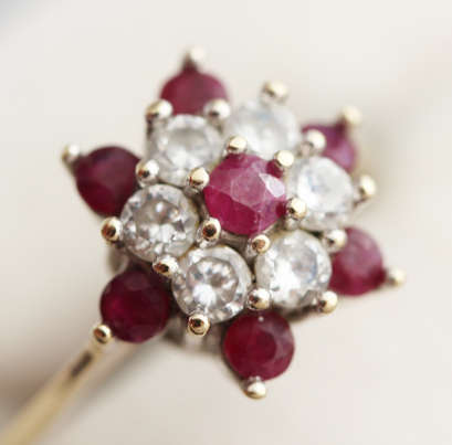 SHOWY VINTAGE CLUSTER RED SPINEL AND CUBIC ZIRCONIA 9CT YELLOW GOLD RING - BEAUTIFUL COLOUR CONTRAST