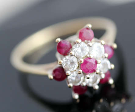 SHOWY VINTAGE CLUSTER RED SPINEL AND CUBIC ZIRCONIA 9CT YELLOW GOLD RING - BEAUTIFUL COLOUR CONTRAST