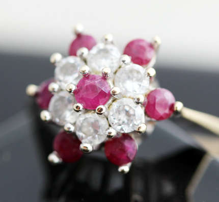 SHOWY VINTAGE CLUSTER RED SPINEL AND CUBIC ZIRCONIA 9CT YELLOW GOLD RING - BEAUTIFUL COLOUR CONTRAST