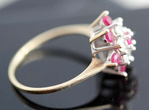 SHOWY VINTAGE CLUSTER RED SPINEL AND CUBIC ZIRCONIA 9CT YELLOW GOLD RING - BEAUTIFUL COLOUR CONTRAST