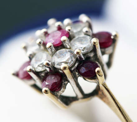 SHOWY VINTAGE CLUSTER RED SPINEL AND CUBIC ZIRCONIA 9CT YELLOW GOLD RING - BEAUTIFUL COLOUR CONTRAST