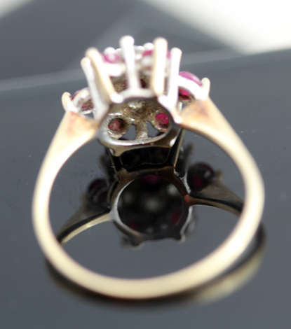 SHOWY VINTAGE CLUSTER RED SPINEL AND CUBIC ZIRCONIA 9CT YELLOW GOLD RING - BEAUTIFUL COLOUR CONTRAST