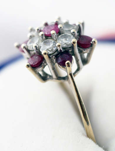 SHOWY VINTAGE CLUSTER RED SPINEL AND CUBIC ZIRCONIA 9CT YELLOW GOLD RING - BEAUTIFUL COLOUR CONTRAST